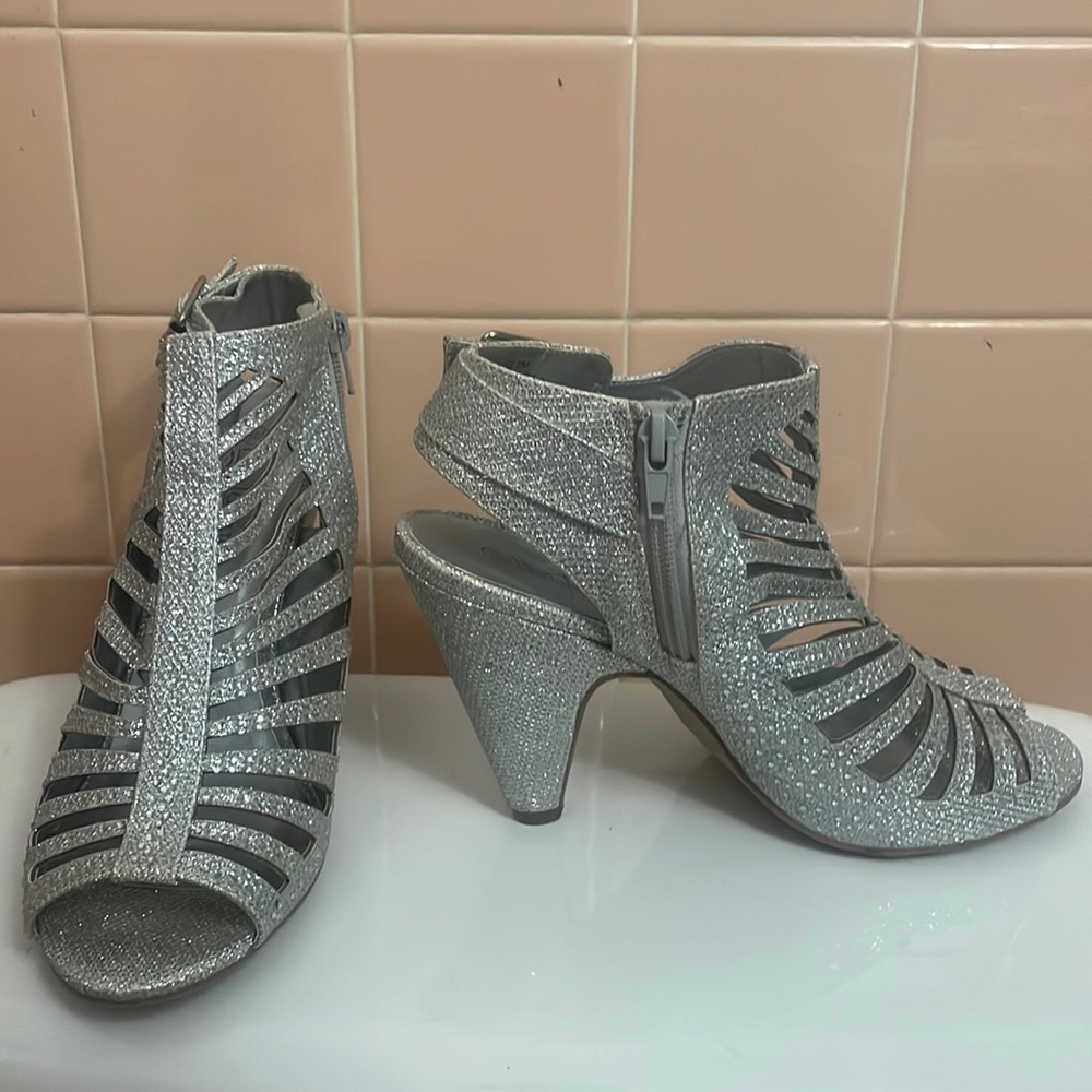 Hot Tomato silver shoes size 9M
